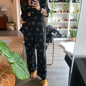 Aritzia Wilfred Aries silky leaf patterned pant